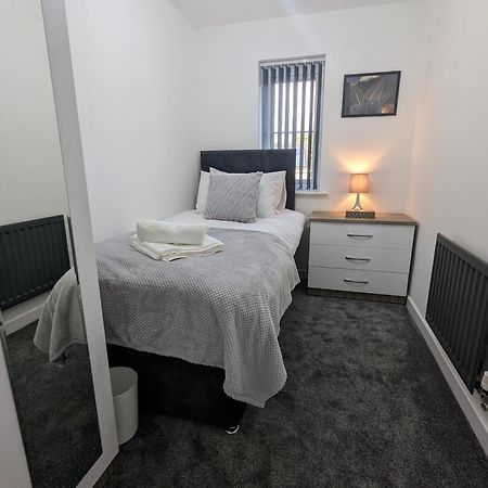 Clariturf - 4 Bedroom Semi - Private Parking Near Turf Moor, Town Centre, Transport And Motorway Links Next To Canal, 3 Parks And Lake - Sky And Netflix Burnley Esterno foto