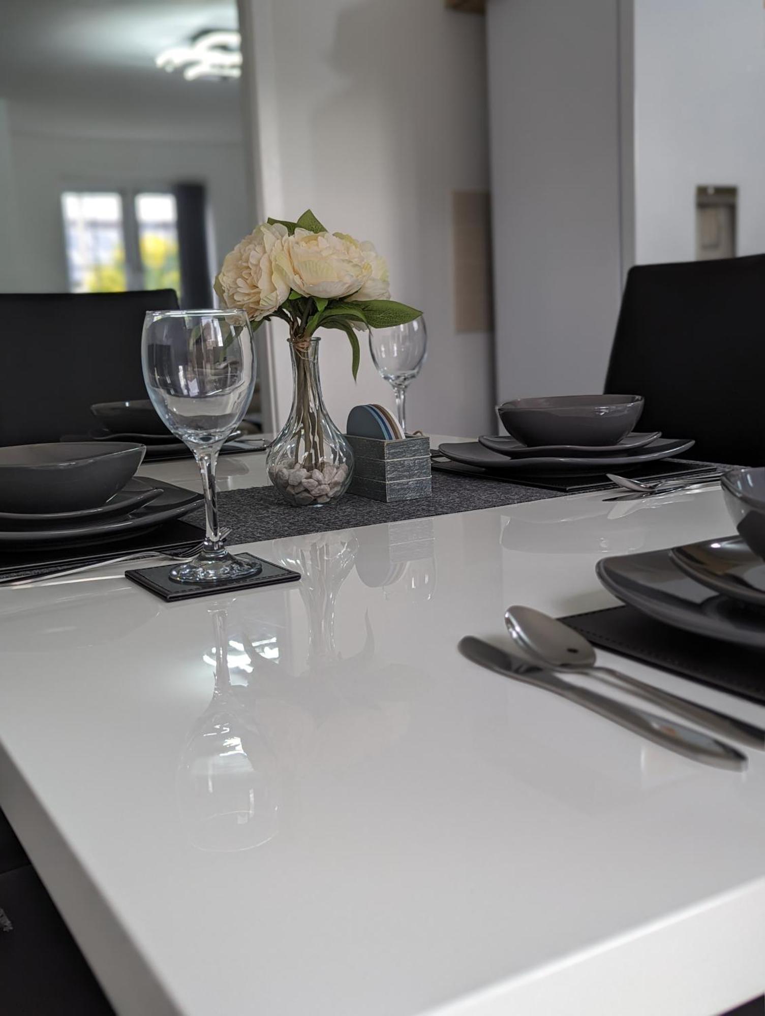 Clariturf - 4 Bedroom Semi - Private Parking Near Turf Moor, Town Centre, Transport And Motorway Links Next To Canal, 3 Parks And Lake - Sky And Netflix Burnley Esterno foto