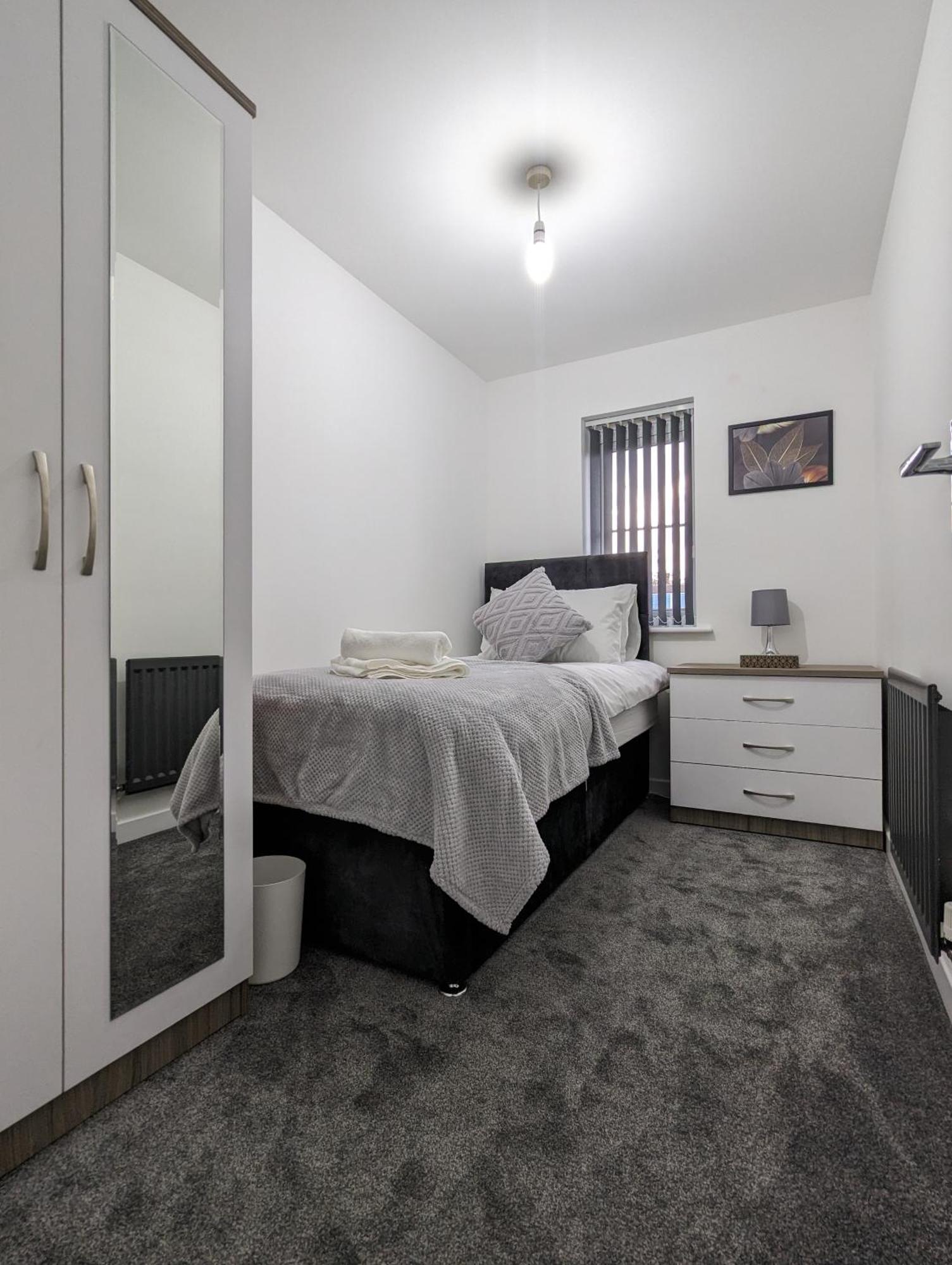 Clariturf - 4 Bedroom Semi - Private Parking Near Turf Moor, Town Centre, Transport And Motorway Links Next To Canal, 3 Parks And Lake - Sky And Netflix Burnley Esterno foto
