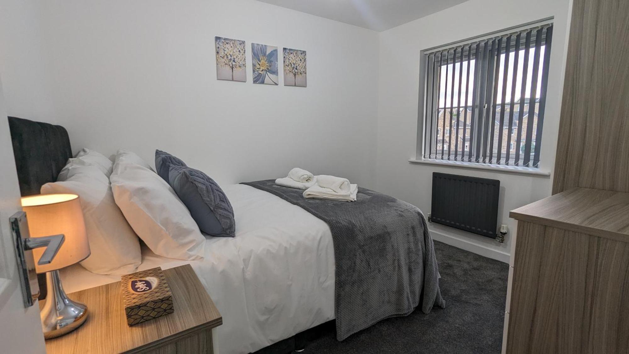 Clariturf - 4 Bedroom Semi - Private Parking Near Turf Moor, Town Centre, Transport And Motorway Links Next To Canal, 3 Parks And Lake - Sky And Netflix Burnley Esterno foto