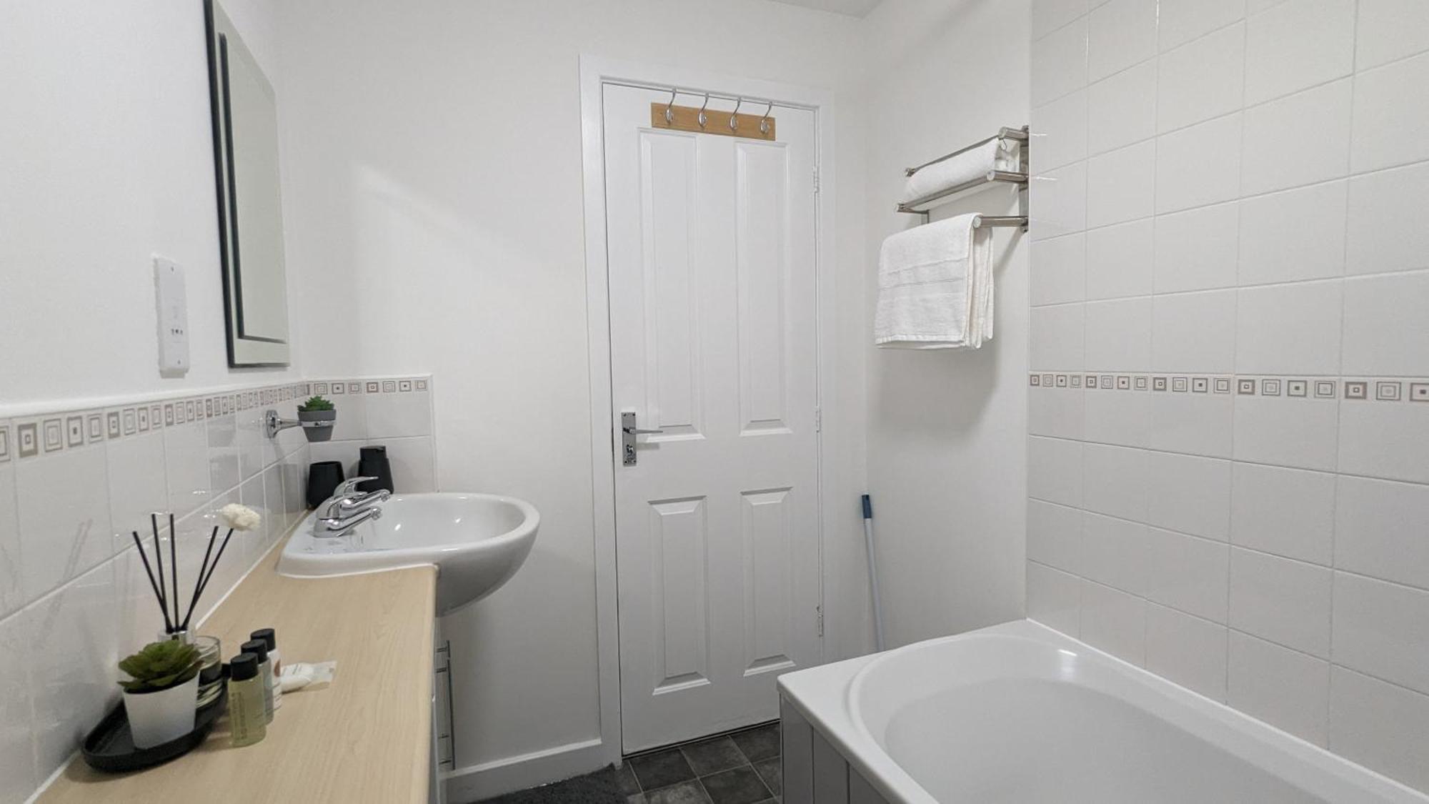 Clariturf - 4 Bedroom Semi - Private Parking Near Turf Moor, Town Centre, Transport And Motorway Links Next To Canal, 3 Parks And Lake - Sky And Netflix Burnley Esterno foto