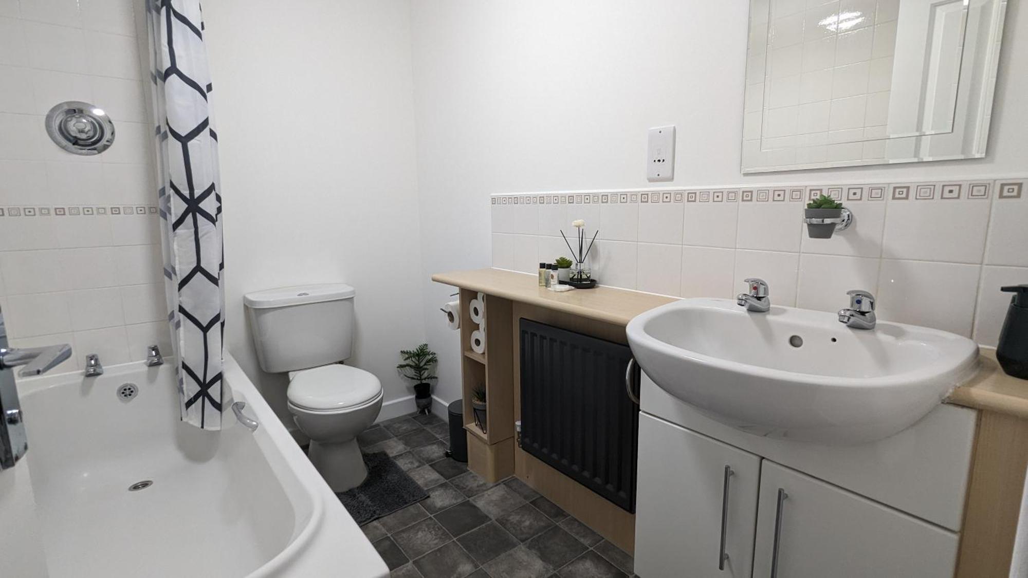 Clariturf - 4 Bedroom Semi - Private Parking Near Turf Moor, Town Centre, Transport And Motorway Links Next To Canal, 3 Parks And Lake - Sky And Netflix Burnley Esterno foto