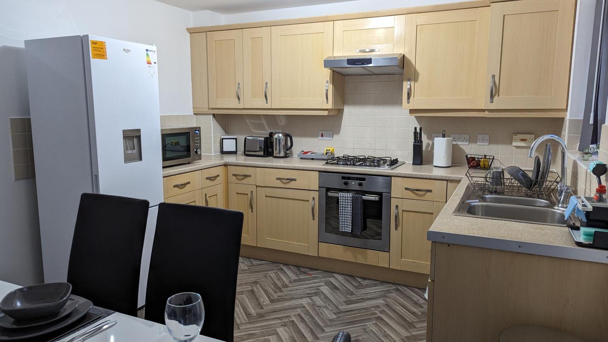 Clariturf - 4 Bedroom Semi - Private Parking Near Turf Moor, Town Centre, Transport And Motorway Links Next To Canal, 3 Parks And Lake - Sky And Netflix Burnley Esterno foto