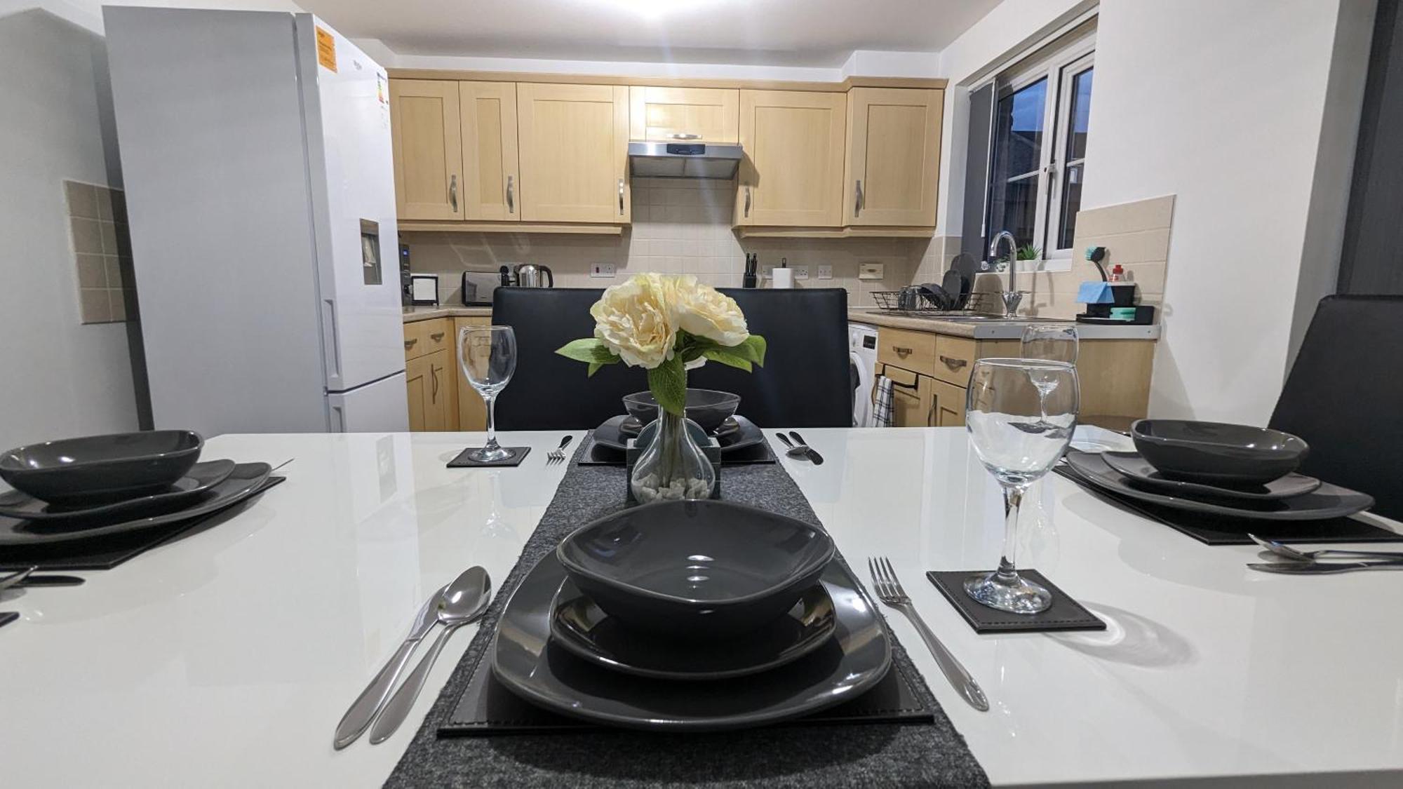 Clariturf - 4 Bedroom Semi - Private Parking Near Turf Moor, Town Centre, Transport And Motorway Links Next To Canal, 3 Parks And Lake - Sky And Netflix Burnley Esterno foto