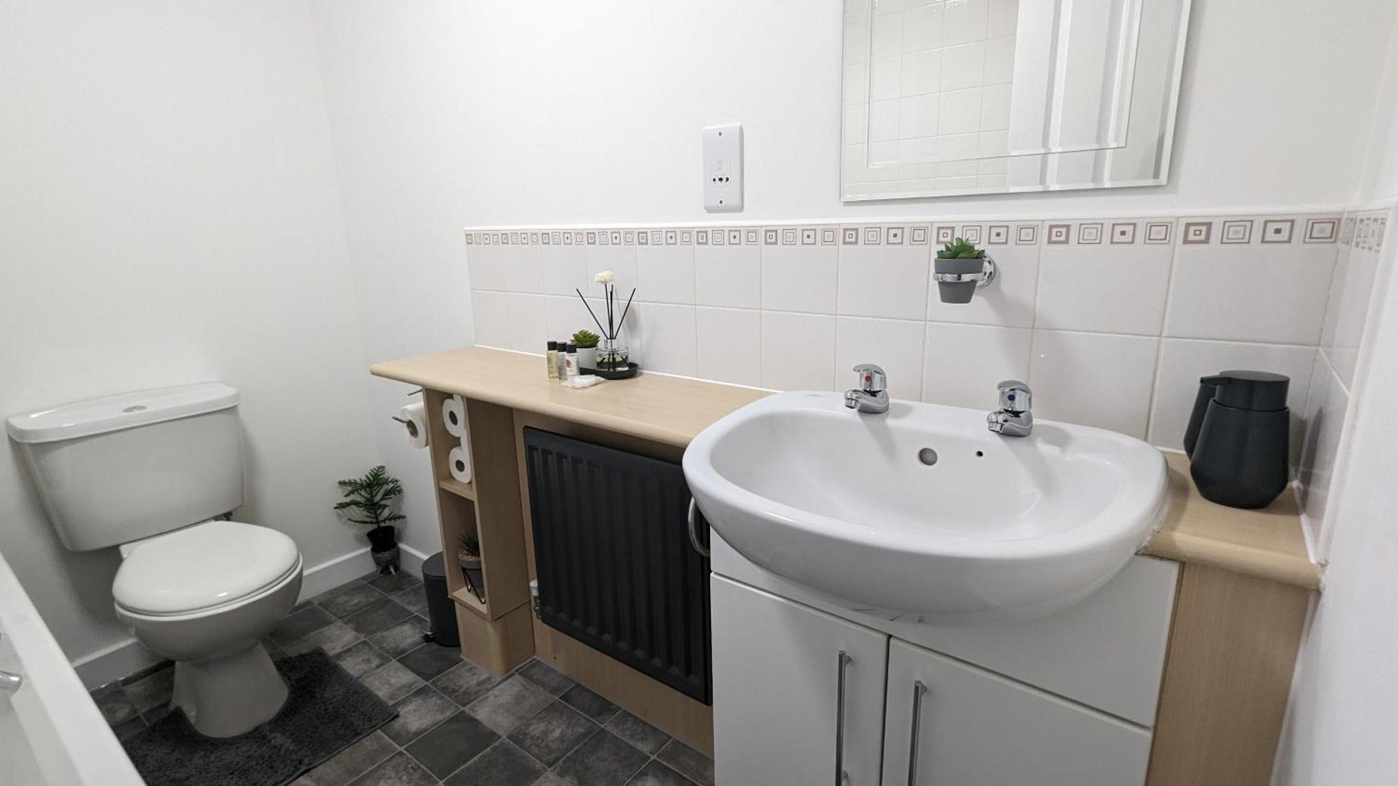 Clariturf - 4 Bedroom Semi - Private Parking Near Turf Moor, Town Centre, Transport And Motorway Links Next To Canal, 3 Parks And Lake - Sky And Netflix Burnley Esterno foto