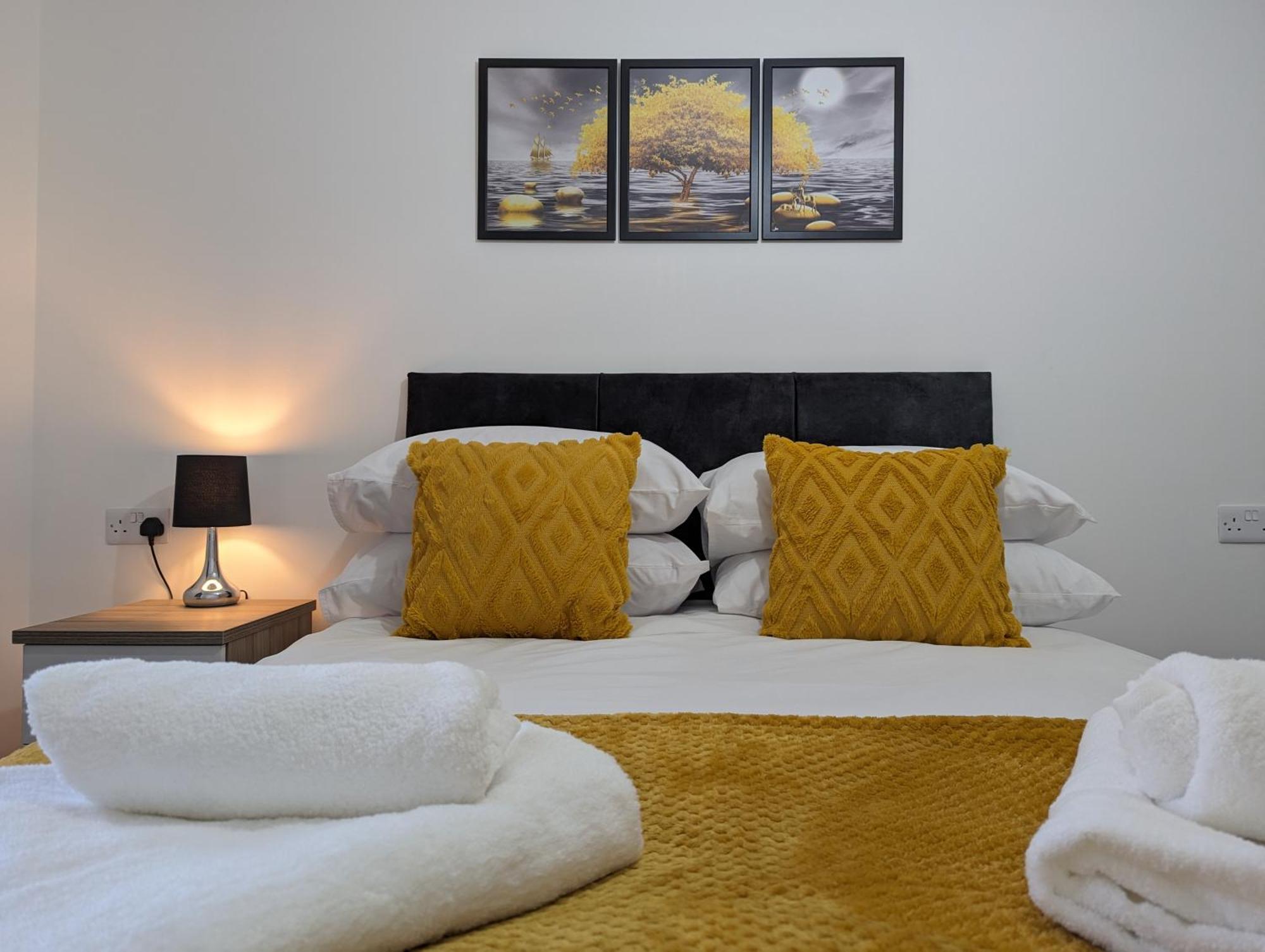 Clariturf - 4 Bedroom Semi - Private Parking Near Turf Moor, Town Centre, Transport And Motorway Links Next To Canal, 3 Parks And Lake - Sky And Netflix Burnley Esterno foto