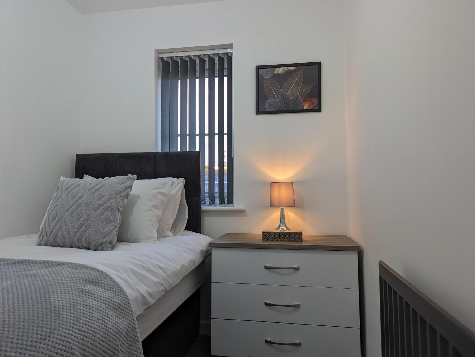 Clariturf - 4 Bedroom Semi - Private Parking Near Turf Moor, Town Centre, Transport And Motorway Links Next To Canal, 3 Parks And Lake - Sky And Netflix Burnley Esterno foto