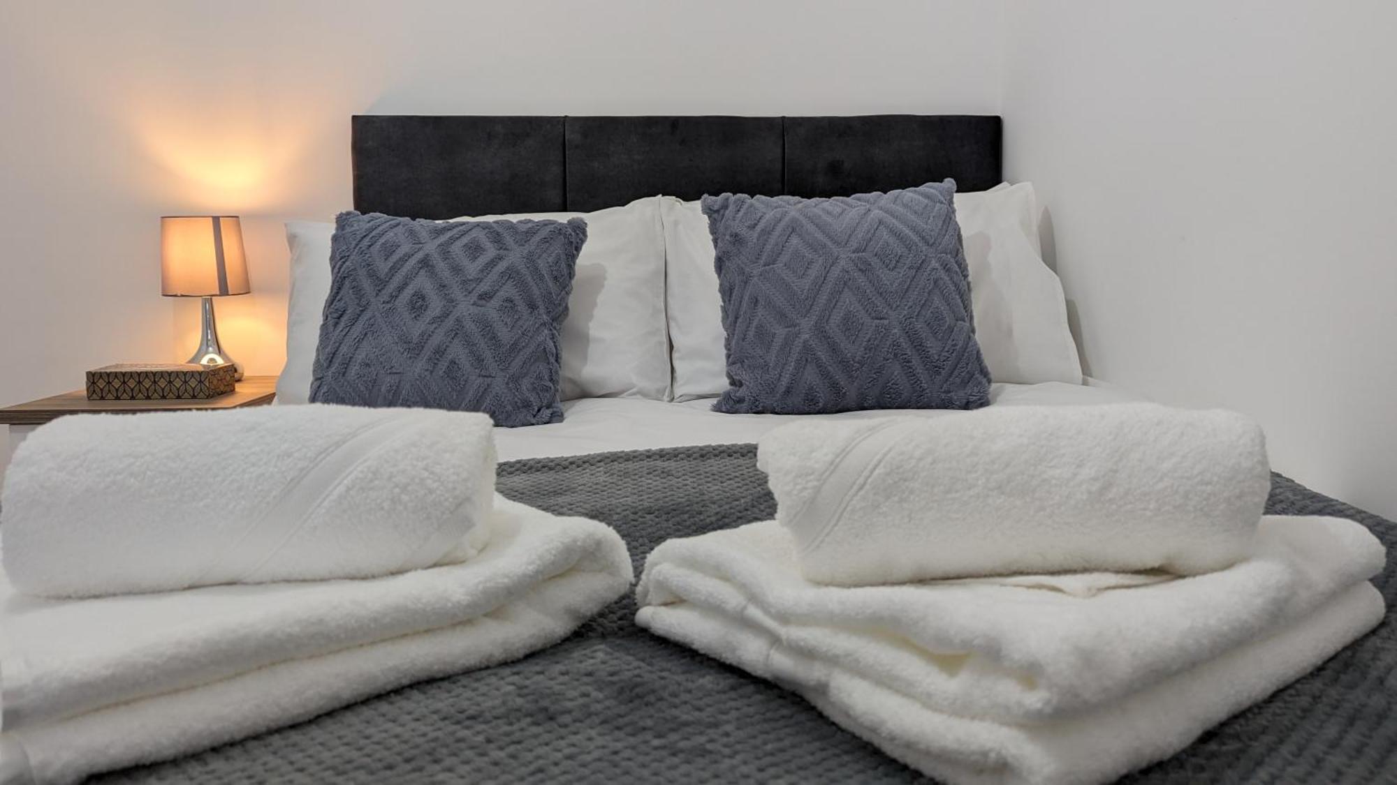 Clariturf - 4 Bedroom Semi - Private Parking Near Turf Moor, Town Centre, Transport And Motorway Links Next To Canal, 3 Parks And Lake - Sky And Netflix Burnley Esterno foto
