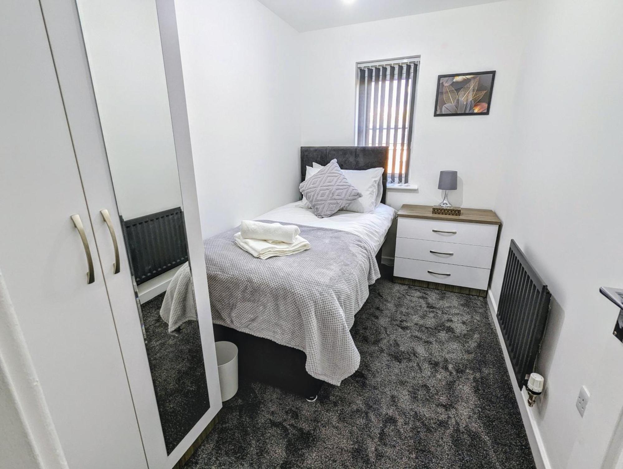 Clariturf - 4 Bedroom Semi - Private Parking Near Turf Moor, Town Centre, Transport And Motorway Links Next To Canal, 3 Parks And Lake - Sky And Netflix Burnley Esterno foto