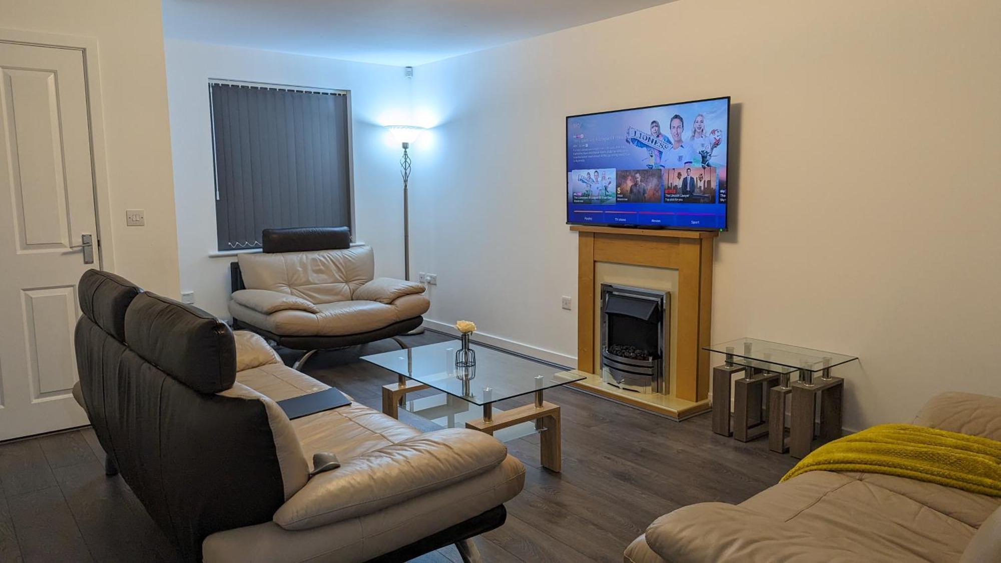 Clariturf - 4 Bedroom Semi - Private Parking Near Turf Moor, Town Centre, Transport And Motorway Links Next To Canal, 3 Parks And Lake - Sky And Netflix Burnley Esterno foto
